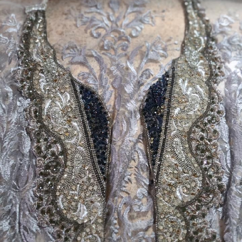 Elegant Embellished Cape in Gold and Black - Picture 7 of 8